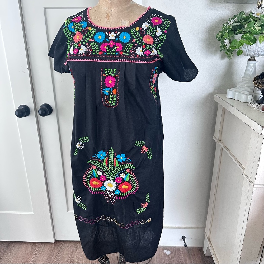 Vintage Oaxacan Mexican Floral Embroidered dress L